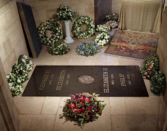 La lápida de la capilla conmemorativa del rey Jorge VI, en la capilla de San Jorge, en el castillo de Windsor, Reino Unido.