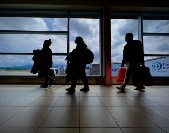 Imagen referencial de ecuatorianos llegando a un aeropuerto.