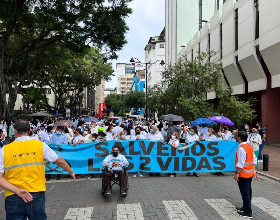 Organizaciones sociales y feligreses católicos marchan en Guayaquil para rechazar ley sobre aborto por violación