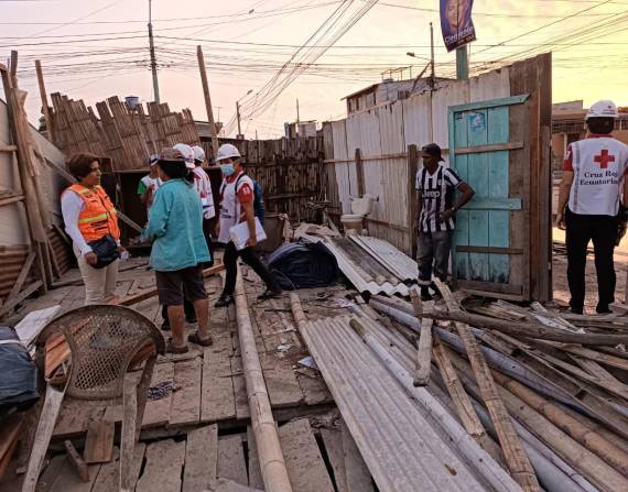 En Machala, personal de la Secretaría de Gestión de Riesgos realiza la Evaluación Inicial de Necesidades, (EVIN) con voluntarios de la Cruz Roja, en los sectores afectados por el sismo.