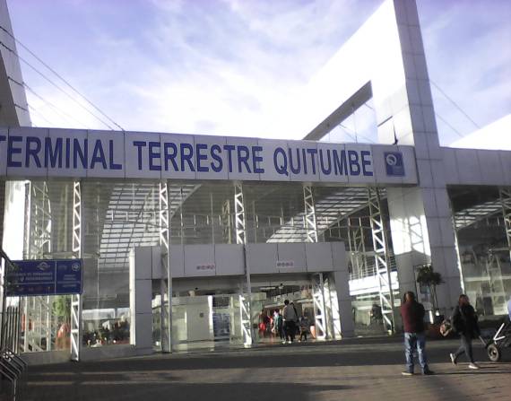 Fachada externa del Terminal Terrestre de Quitumbe.