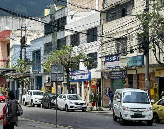 Los 'tallarines' afectan el ornato de Quito en las calles Ulpiano Páez y 18 de Septiembre.