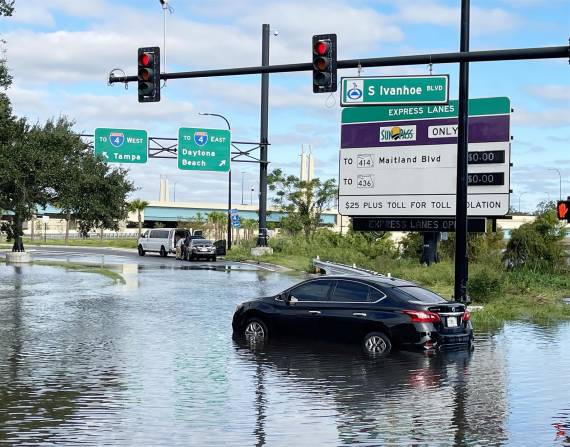 Vista de las inundaciones tras el paso del huracán Ian, en Orlando, Florida (EE.UU.), este 30 de septiembre de 2022.