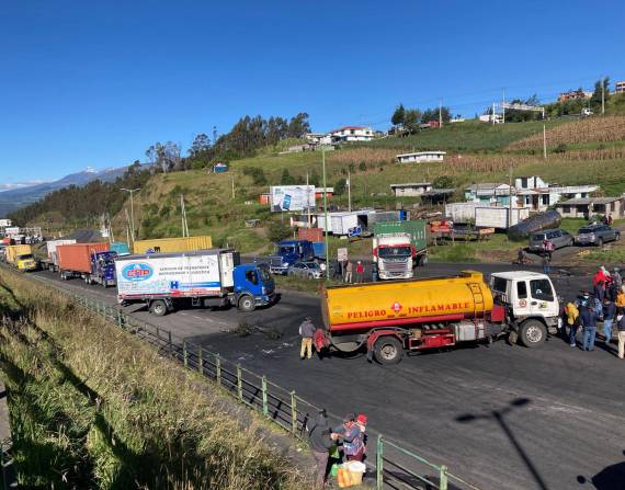 Bloqueo de transportistas, visto desde el puente de Santa Rosa.