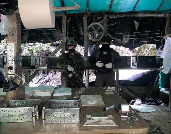Agentes colombianos en el laboratorio de droga.