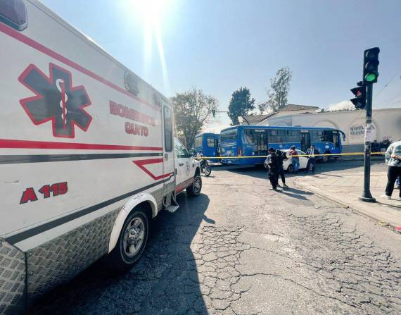 Colisión de dos buses deja varios heridos en Quito