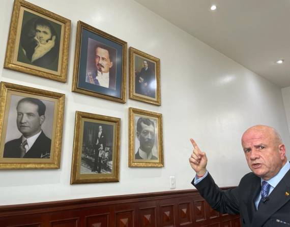 El vicepresidente Alfredo Borrero muestra las fotos de sus familiares que ocuparon altos cargos, en el gobierno, en décadas anteriores.