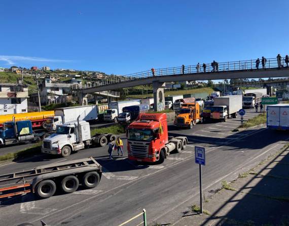 Los transportistas se concentraron este 15 de junio de 2022, en el intercambiador de Santa Rosa, en la Panamericana.