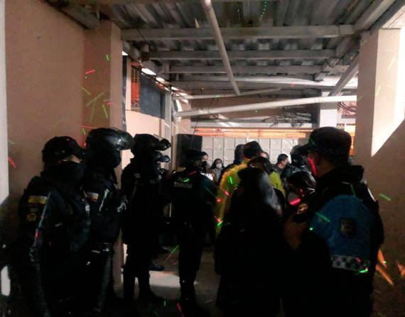 Aglomeraciones, expendio de alcohol en la vía pública y mal uso de licencias en los establecimientos acorde a su actividad económica en Quito. Foto: Archivo/Referencial