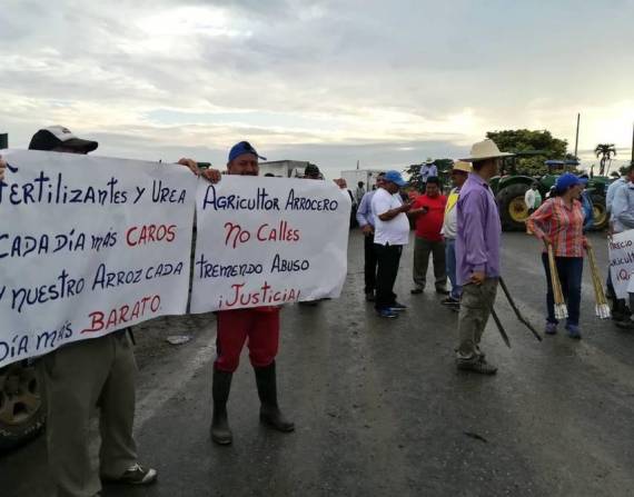 Decenas de agricultores se apostaron en la vía con sacos de arroz y tractores para cerrar el paso