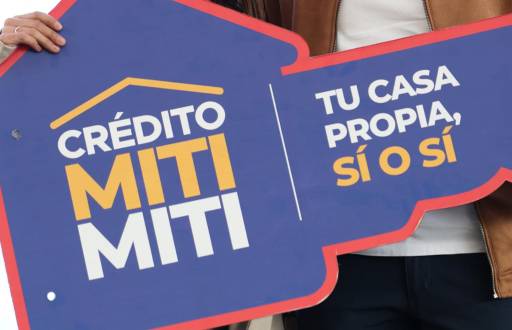 Imagen de una persona sosteniendo un cartel del Crédito Miti-Miti.