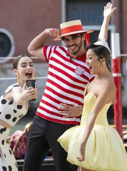 Netflix reveló 20 imágenes detrás de cámaras que adelantaron el tono más maduro y emocional del nuevo ciclo.