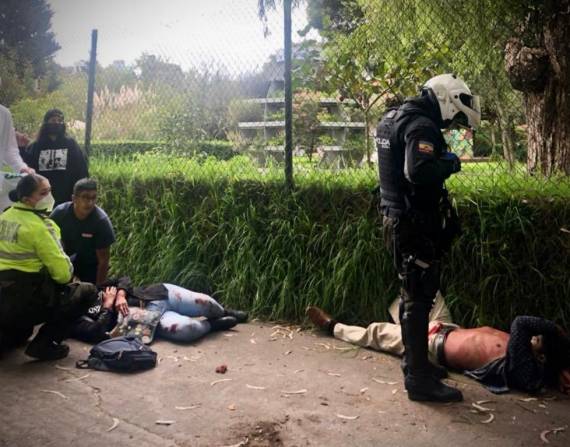 Transeúntes captaron la intervención policial después de que un hombre intentó asesinar a una mujer en el parque La Carolina, en Quito.