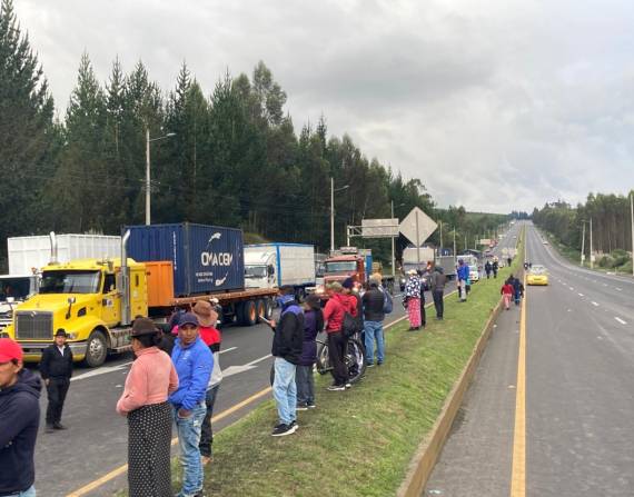 Los manifestantes cerraron el paso en la Panamericana Sur, en Cotopaxi, (foto referencial) desde la mañana.