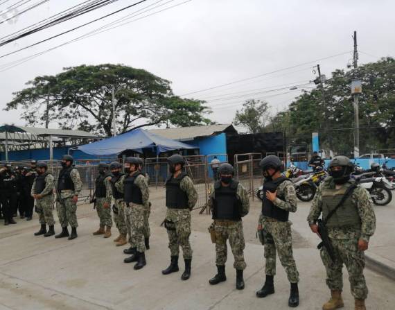 El vocero informó que en los exteriores del centro se mantiene resguardado por personal militar.