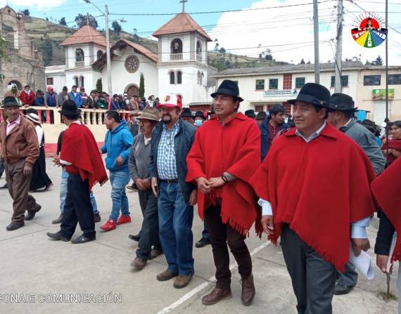 El presidente de la Conaie, Leonidas Iza (c.), durante un acto.
