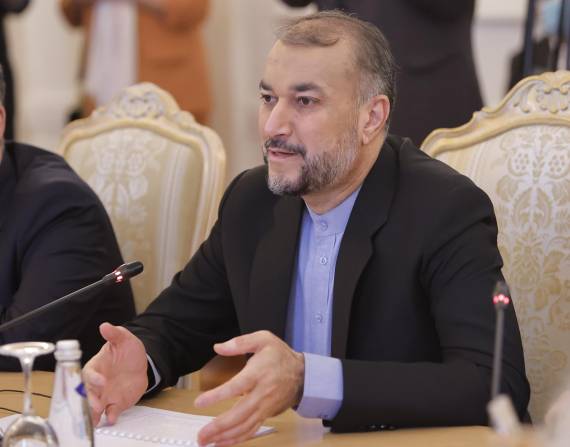 El ministro iraní de Exteriores, Hosein Amir Abdolahian, habla durante una reunión con el canciller ruso, Sergei Lavrov, en Moscú el 31 de agosto de 2022. EFE/EPA/MAXIM SHEMETOV /POOL