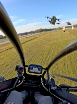 Fotografía en primera persona de como se ve conducir un Jetson ONE