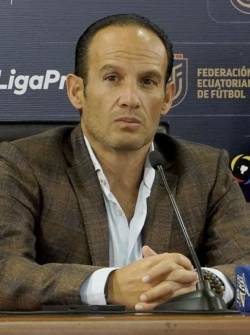 El Presidente de la Federación Ecuatoriana de Fútbol, Francisco Egas, en rueda de prensa