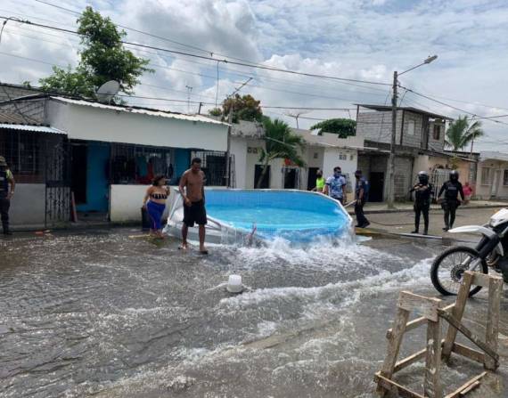 Policías y demás funcionarios vigilan que los dueños desarmen las piscinas de plástico. Foto: Municipio de Guayaquil.