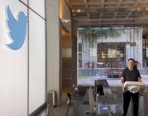 En esta imagen, tomada de la página del multimillonario Elon Musk en Twitter, se ve a Musk ingresando a las oficinas de la red social cargando un lavamanos por el vestíbulo, en San Francisco, EE.UU.