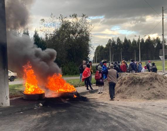 Los manifestantes quemaron llantas en la carretera Latacunga - Quito este lunes 13 de junio del 2022.