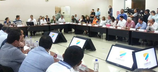 Correa preside reunión del Comité de Operaciones de Emergencia en Portoviejo