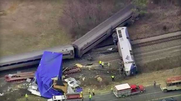 Impresionante colisión de un tren y un camión en EE.UU. sin heridos graves