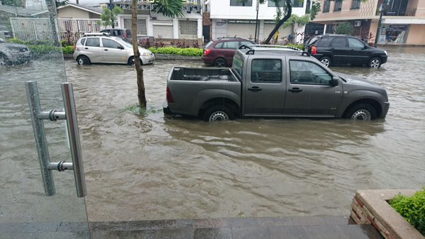 Lluvia de más de 12 horas desató congestión vehicular en Guayaquil
