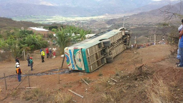 Accidente en vía Loja – Catamayo deja dos muertos y varios heridos