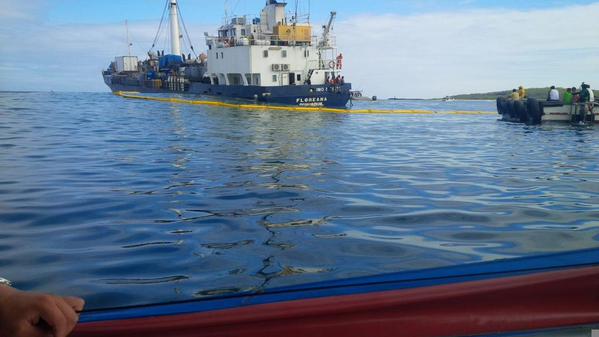 Armada intenta evitar que buque encallado contamine Galápagos