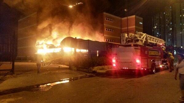 Incidentes y quema de vehículos en nuevas protestas en Venezuela