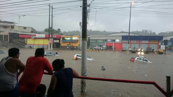 Lluvias en Guayaquil inundan varios sectores y provocan congestión vehicular