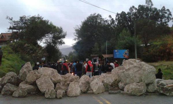 Policías heridos al intentar habilitar vías cerradas por manifestantes