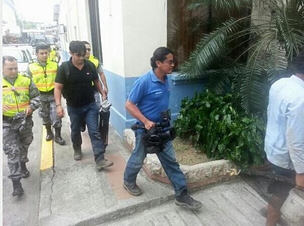 Equipo de Ecuavisa es retenido por realizar tomas en los exteriores de la cárcel La Roca