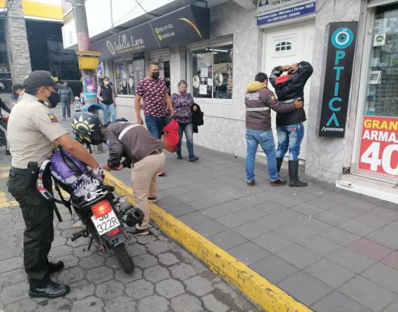 La Policía Nacional desplegó operativos en diferentes sectores de Ibarra para localizar a los delincuentes.