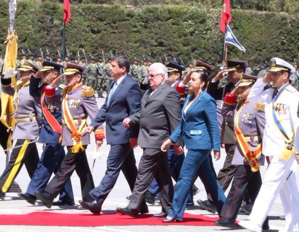 Comandante del Ejército recalca que militares deben defender la Constitución y las leyes