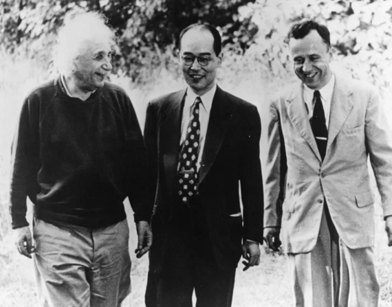 Albert Einstein, Hideki Yukawa y John Archibald Wheeler conversando en Princeton, 1954.
