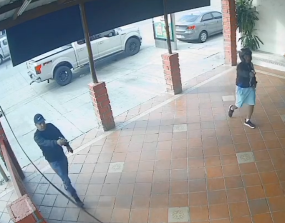 En las imágenes se observa que dos sicarios dispararon contra la mujer y el deportista, quienes fallecieron de inmediato.