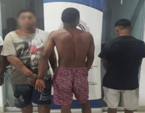 Dos menores de edad y un adulto fueron aprehendidos por la policía.