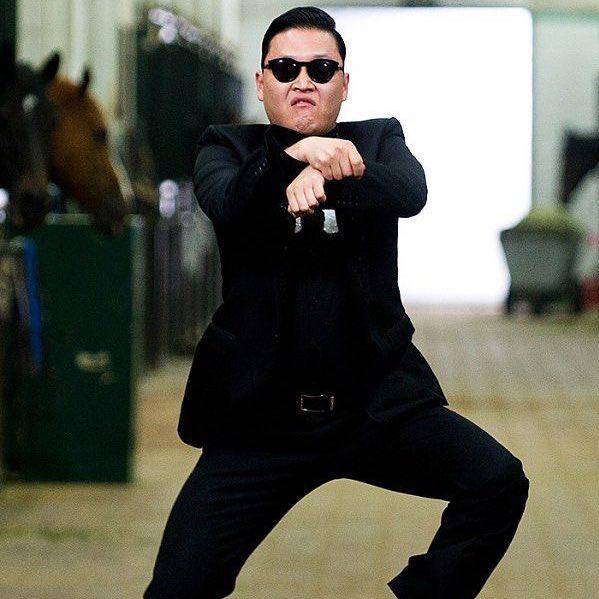PSY popularizó el famoso baile del caballo con Gangnam Style.