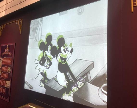 Filadelfia, EE.UU.- Fotografía de una proyección de La invención de Mickey Mouse (y Minnie), durante la exhibición Disney 100 el 15 de febrero de 2023, en el Instituto Franklin en Filadelfia, en el estado de Pensilvania.