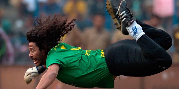 Higuita celebra con piscinazo su “escorpión”