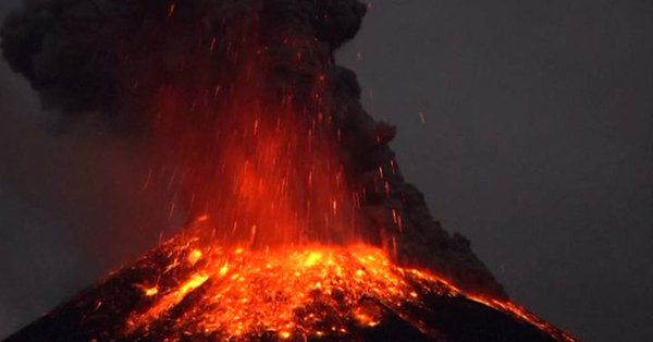 Fotógrafo británico captura durante 3 días la actividad del volcán Reventador