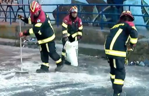 Los efectivos del Cuerpo de Bomberos de Quito limpiaron la calzada con material absorbente.