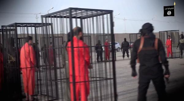 Los yihadistas del Estado Islámico exponen a los peshmergas en jaulas