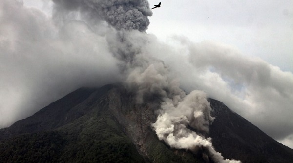 Un volcán en erupción en Indonesia obliga a evacuar a 1.200 personas