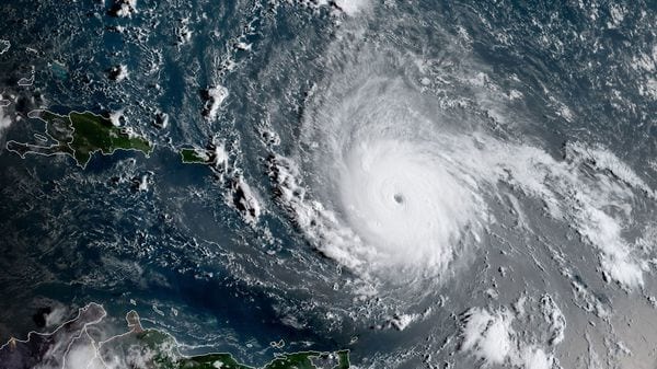 Irma se acerca a las Antillas francesas con ráfagas de viento de hasta 360 km/h