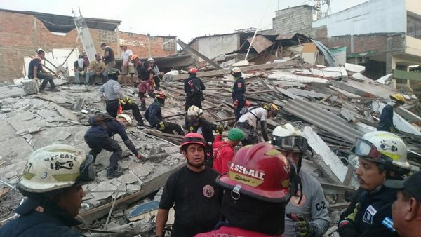 Bomberos de Guayaquil rescatan a niña de nueve meses que estaba bajo escombros