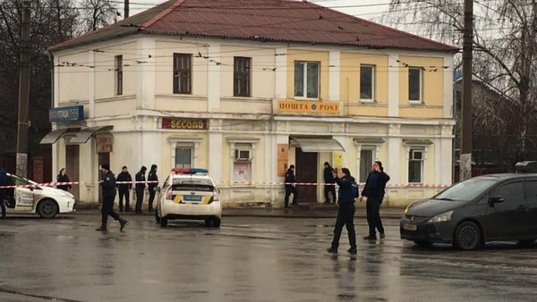 Ucrania: una persona que lleva un cinturón explosivo se atrincheró en una oficina postal